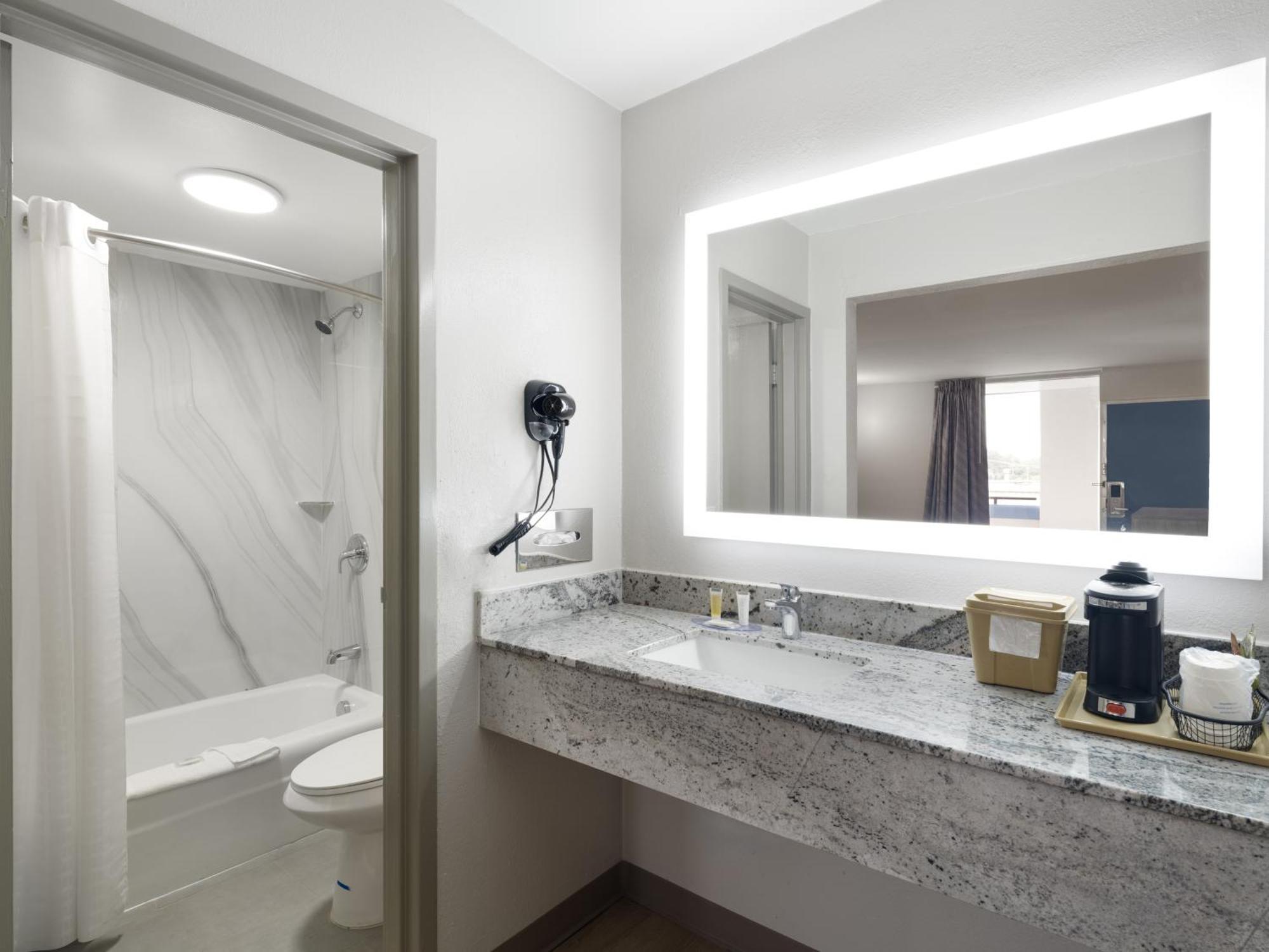 Days-Inn By Wyndham Montgomery I-85 Eksteriør bilde