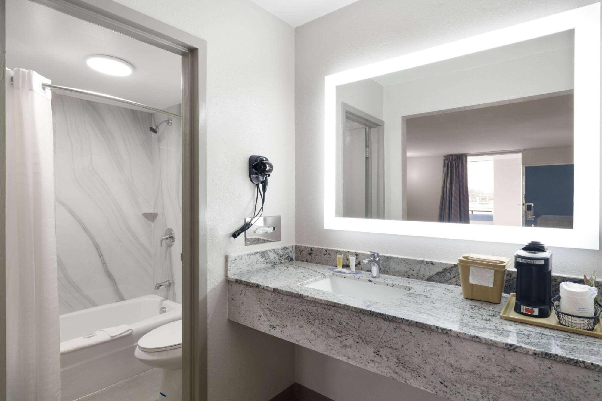 Days-Inn By Wyndham Montgomery I-85 Eksteriør bilde
